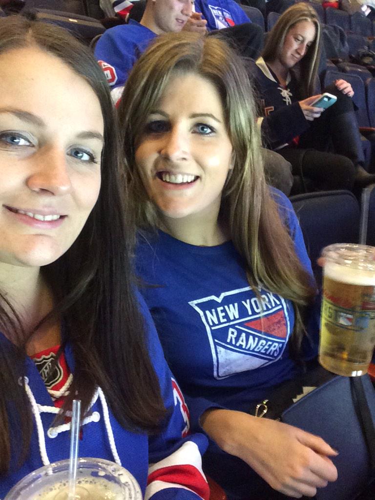 EmmaHedlund's tweet photo. Sover inte bara i tröjan, går på hockey också 😻 evigt tacksam @hockeystudion 🙏 #nyr #nyrbelive #rangers http://t.co/fL6b38Pwwd