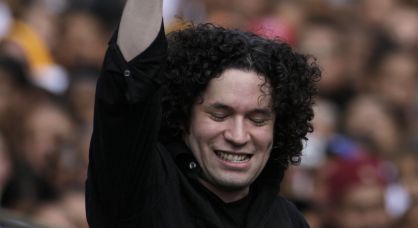 el_pais's tweet photo. Dudamel: “Espero aprender hasta que me entierren” http://t.co/sSIJNMzg24 http://t.co/HFu4mvlTyV
