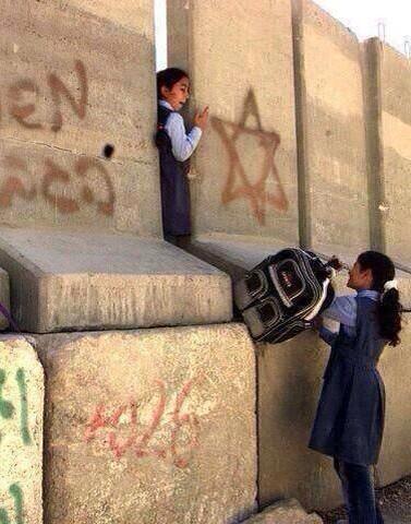 tapoupilt91's tweet photo. Sinon dans certains endroits du monde, voici comment des enfants se rendent à l'école..#Palestine #israël #cheikpoint http://t.co/KzEfZ8VsfA