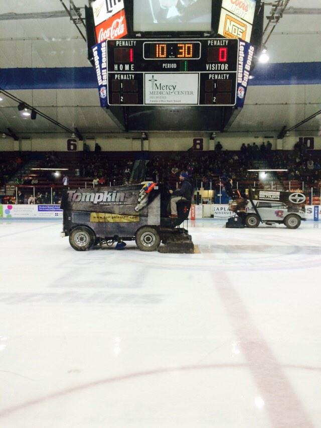 AndyHallRadio's tweet image. 1st Intermission - @bucshockey up 1-0 over Youngstown at the #MadhouseOnHickman #VoxInTheBox