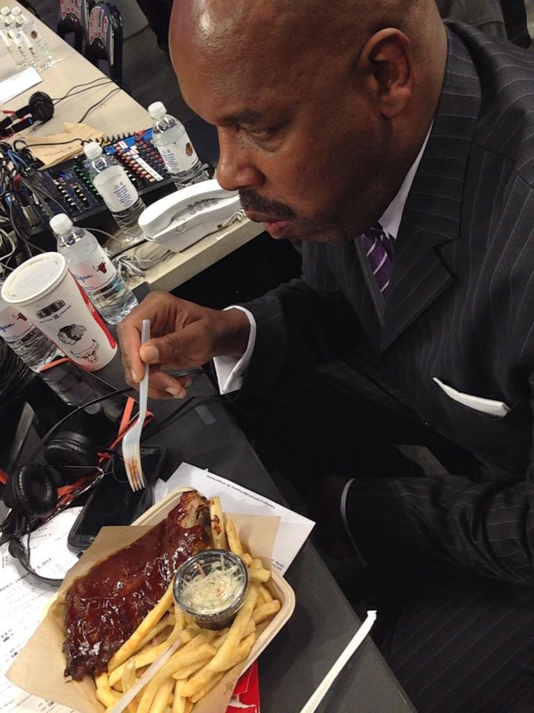 SeanGrandePBP's tweet photo. Max's Halftime Snack Attack.
#PostcardsFromChicago http://t.co/sD91f4vViq