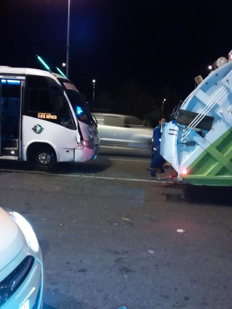 jefreyS86's tweet photo. @NoticiasRCN por la velocidad y frenar tan desesperado e imprudencia del señor conductor del camión de la basusa http://t.co/malNDFI5Th