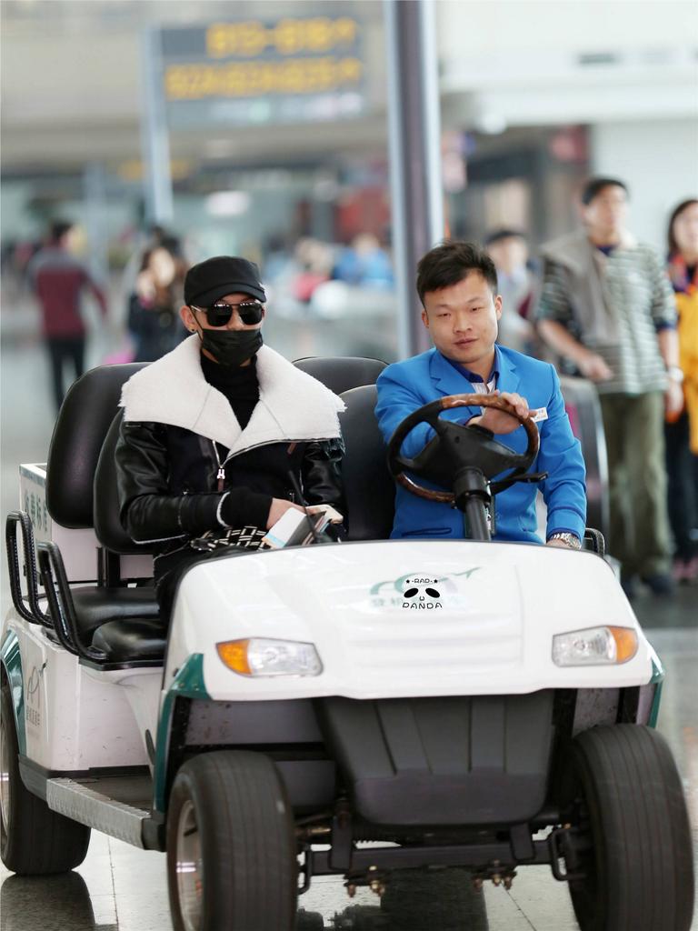taorishipper's tweet photo. 150101 TAO - AIRPORT 3P (Credit: Rap Panda) http://t.co/EYidKegwaa