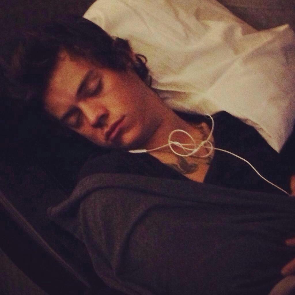 larryrpgla3's tweet photo. bonne nuit http://t.co/MGKdB5fxdY