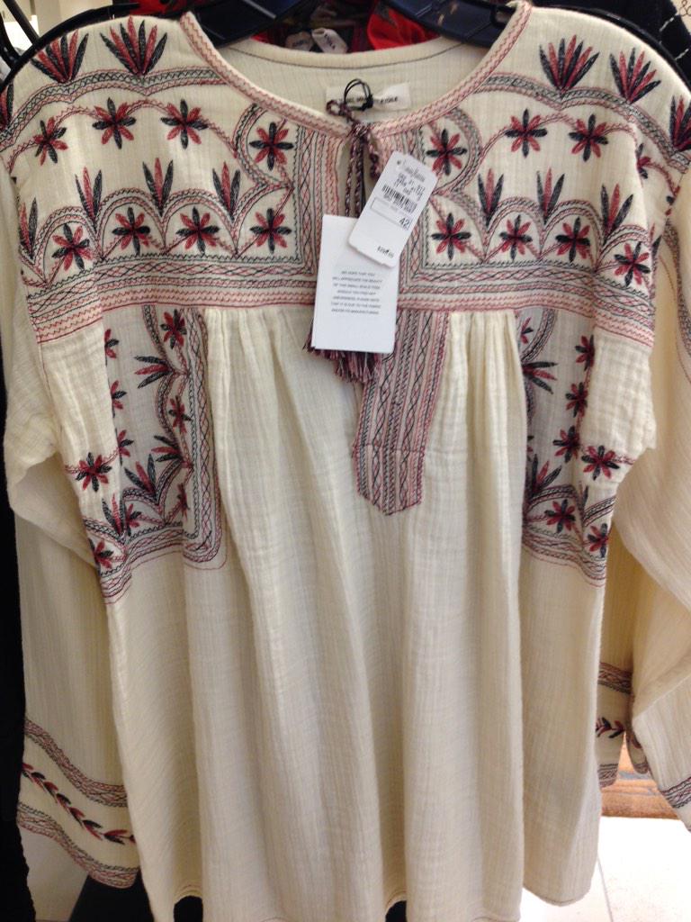 Foto de la Banda filarmónica de mujeres de Tlahui con su Huipil y foto de la "blusa de diseñador"  Diseño robado!