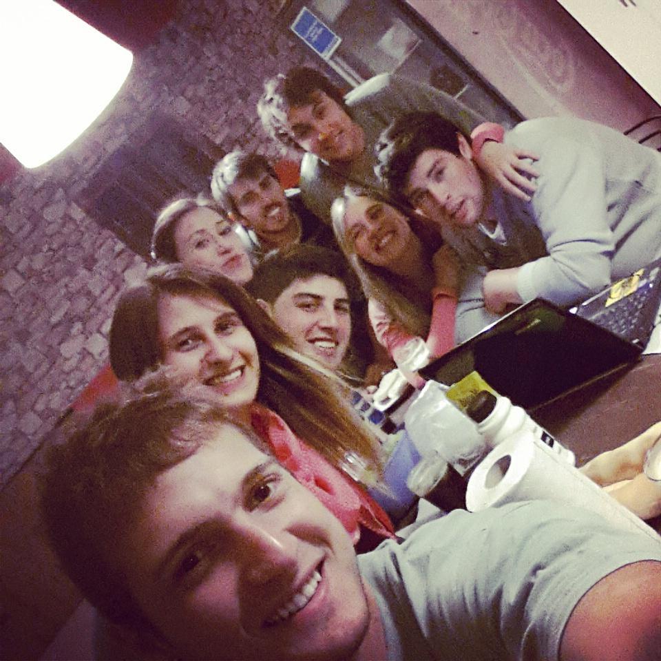 leann_ro's tweet photo. Cenita #Hamburguesas #Amigos http://t.co/vIVw7HReXq