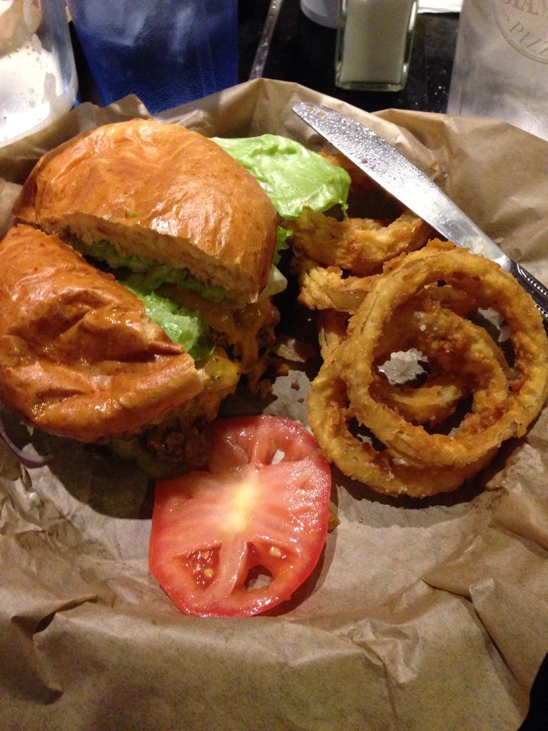 faith_piper's tweet photo. @KurstynMontez I miss you! #bestburgerintown @a_m_master http://t.co/trn8ZgBCox