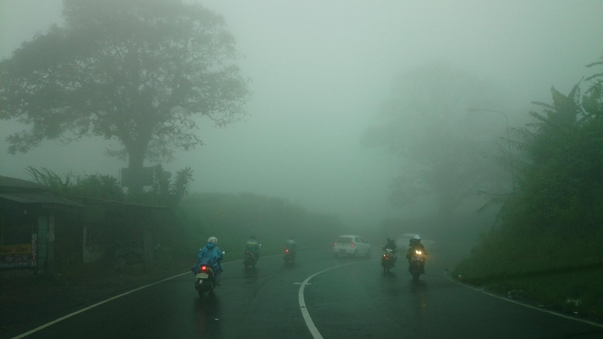 TMCPoldaMetro's tweet photo. 10:15 Sepanjang jalur puncak dipenuhi kabut tebal, nyalakan fog lamp bukan hazard. http://t.co/Auplm3v9cc @sunnymarl