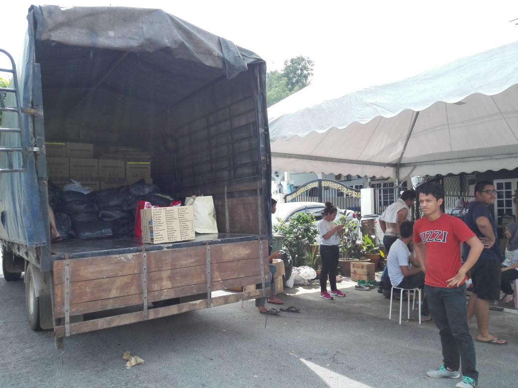ProjectRP_'s tweet photo. Lori untuk ke Kuantan dah siap sedia untuk dihantar. #ProjectRP #SekolahKamiDatang http://t.co/OvNuvz4BZZ