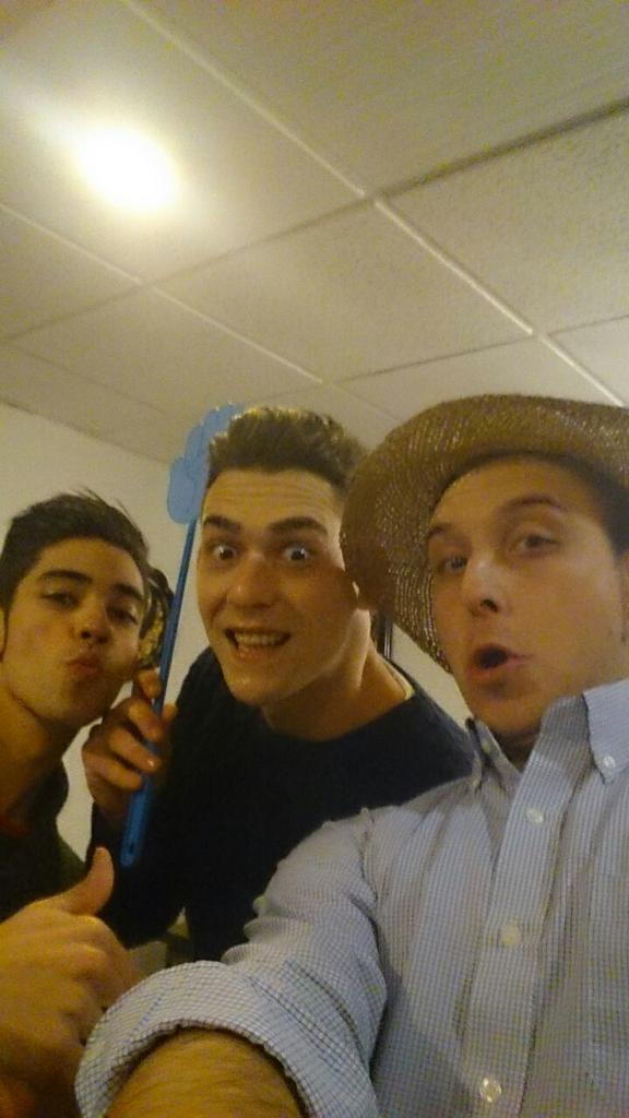 AlvaroF90's tweet photo. Una de finde año con los mejores, sin duda!! Qe locos estamos jaj http://t.co/TvAS9tEj0S