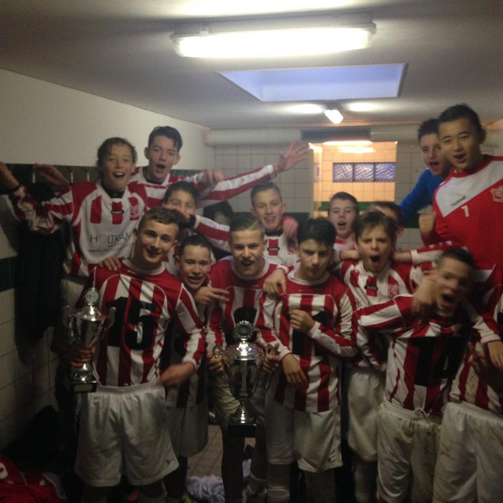 svdenhoornC's tweet photo. C1 is gister opnieuw de beste club van Delft geworden en prolongeert daarmee de titel van vorig jaar#stadsdelftbokaal http://t.co/Nd1HZtVIHZ