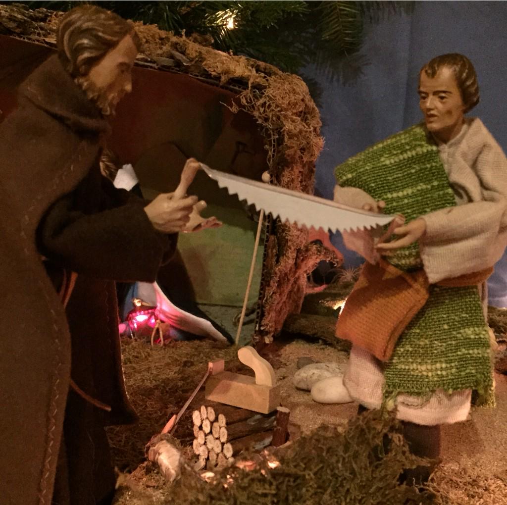 Krippe_Crib's tweet photo. Joseph and a shepherd saw wood for the fire. Joseph und einer der Hirten sägen Holz für ein Feuer. #christmascrib http://t.co/gBCd4L7uqT