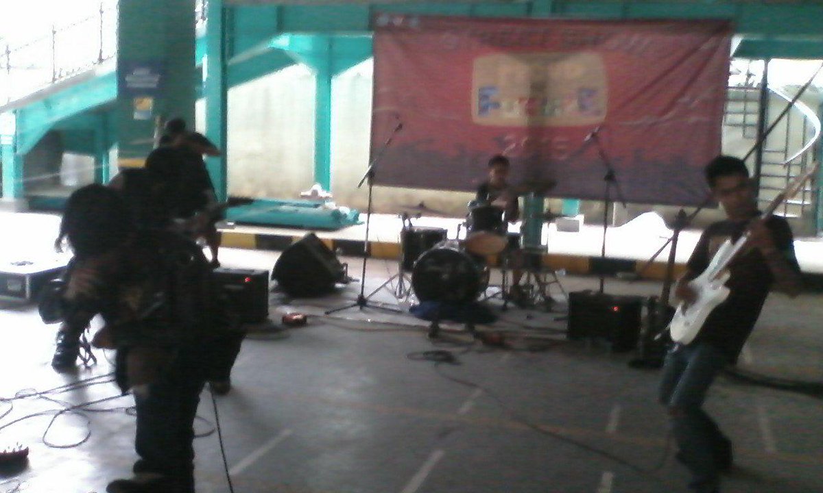 Penampilan yang rocker abis dari babilonia