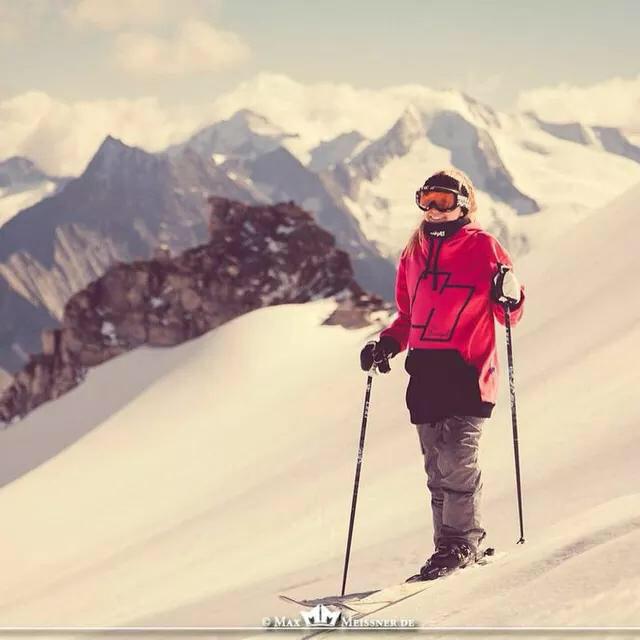 juerenner's tweet photo. TUX OPENING #photo @LordOfSnowFront #snow #snowfront #blonde #girl #mountainlove #nature #energydrink #model #sport http://t.co/MHbM7GbHvQ