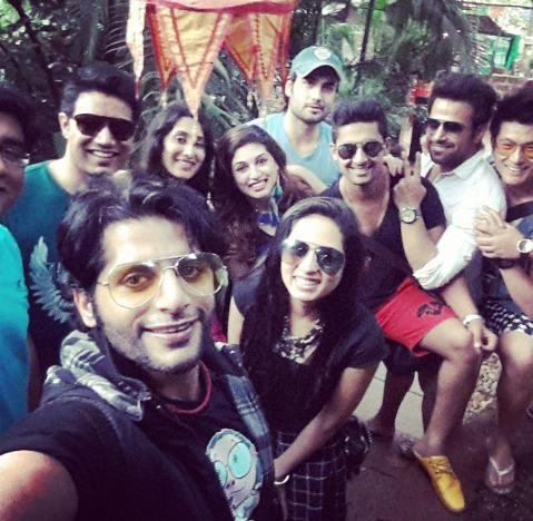 Rithvikholics's tweet photo. Rithvik, Asha, Chang, Teejay, Karanvir, Ravi, Sargun &amp; others in Goa!
#FunInGoa #LoveInGoa #NYE2015
Cr: KVB, Teejay http://t.co/FqOK3AUmG5