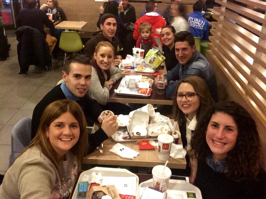 lorenasaiz6's tweet photo. Cena de encuentro de amigas. 👍🍔🍟 http://t.co/Vzz1XiDogZ