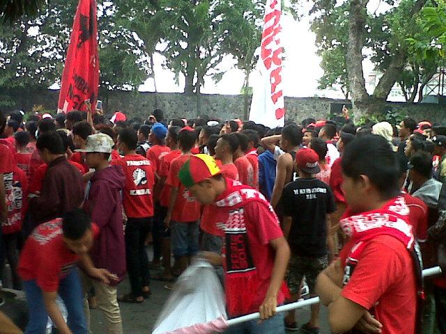 Lagu satu jiwa berkumandang didepan stadion Sriwedari #satukanCINTAuntukPERSIS
