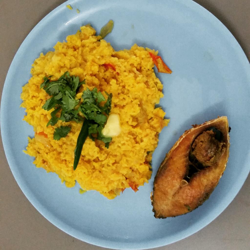 AhanaChatter's tweet photo. @shreyaghoshal  ilish mach vaja with khichudi http://t.co/TL1J4jZgAe