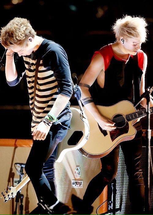 @Ella_sunflowerx <a href="/iMikcrowave5scs/">Michael Clifford</a> 
That's bc we're hot