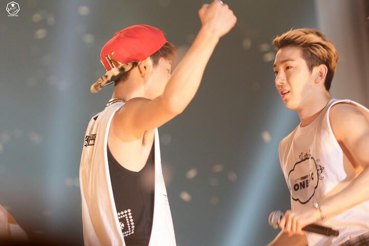 MikeySupp's tweet photo. ชอบ #MarKwon เล่นกัน โชว์กล้ามใส่ฮยอง 'ฮยองดูนี่ผมแข็งแรงใช่มั้ยล่ะ' ฮยองโชว์กลับหน้านิ่ง 'เด็กน้อย~' มาร์คแบบ ว้าว 😂 http://t.co/rr9wUY7cRm