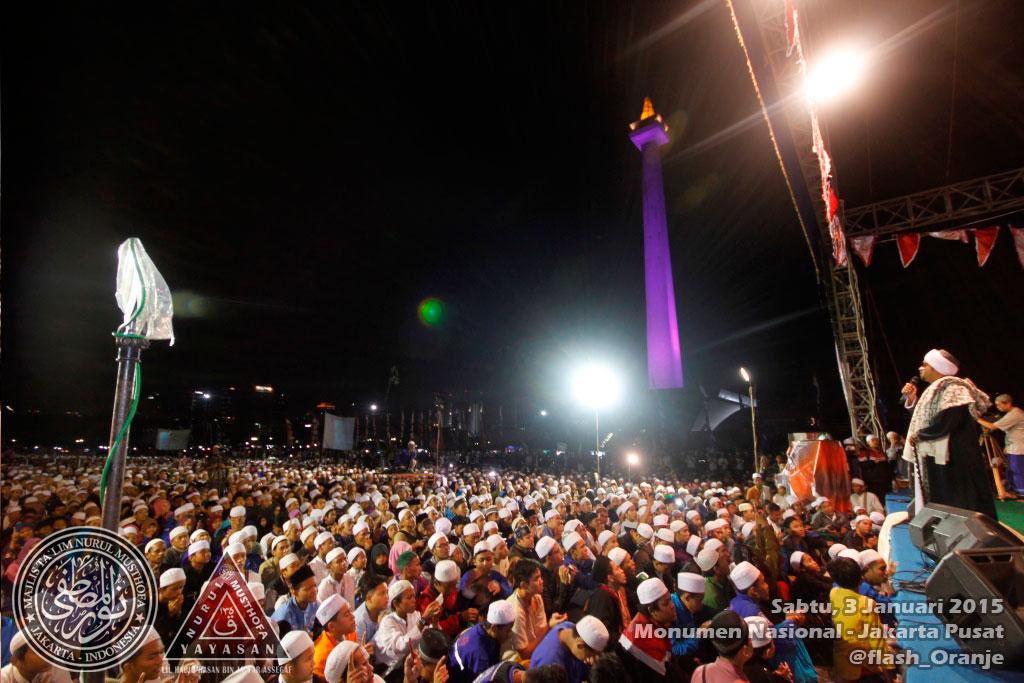 flash_oranje's tweet photo. Monas keliatan tambah cantik kl di buat untuk sholawatan dripada untuk dangdutan or musik rock2an :) @original_nm http://t.co/sRW30qutPE