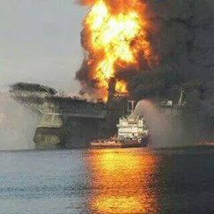 30 апреля 2010. Deepwater Horizon катастрофа. Взрыв нефтяной платформы Deepwater Horizon 2010. Взрыв буровой платформы Deepwater Horizon. Дипвотер хорайзон.