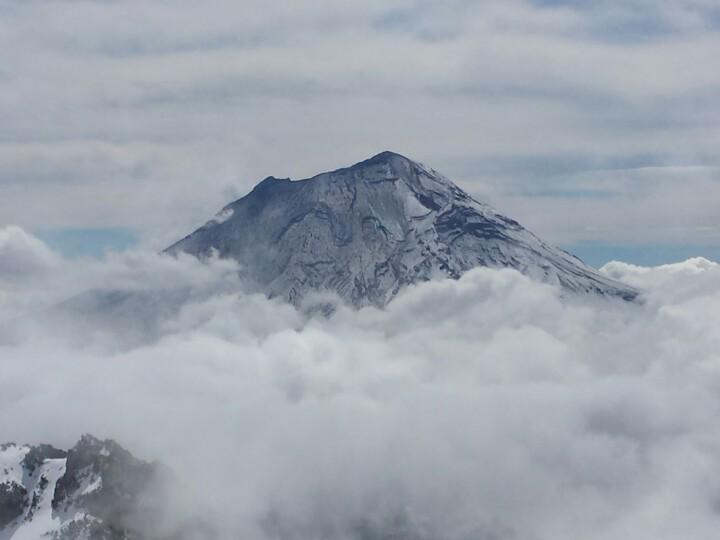 caquico's tweet image. Sonríe @Popocatepetl_MX ! Foto tomada ayer a las 11am desde la Iztaccihuatl