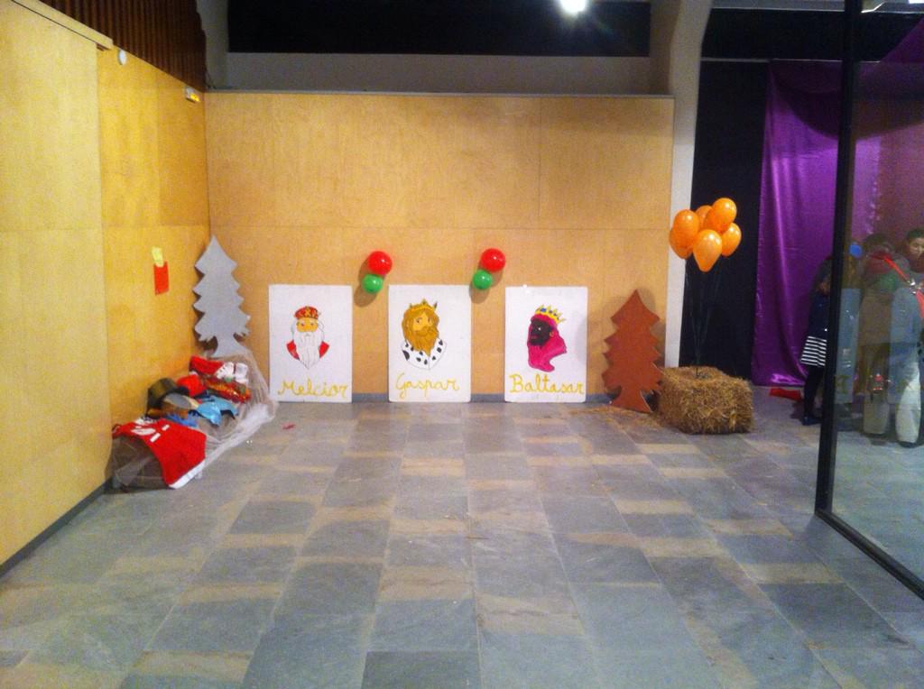 Divertaeduca's tweet photo. Engeguem el campament reial a #roses @RamonSoldevila @eva_prat @SergiAtmetlla @JessicaCriado http://t.co/YtGX4zitgw