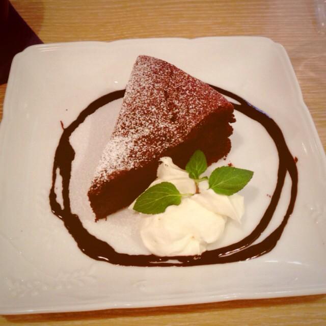 cakepic_bot's tweet photo. @sebinGP （フォローありがとうございます！）（画像どうぞお使いくださいませ）（どのようなチョコレートケーキがお好みでしょうか？いくつか貼らせていただきますね） http://t.co/jON5oZrefj