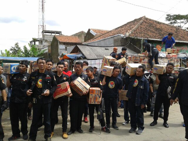 cleanactionid's tweet photo. Biasa bersih2 sungai, kali ini support bantuan bencana #BDGSelatan. Nuhun @baimmanggala. @ridwankamil @PRFMnews http://t.co/kUUD7KiHN6