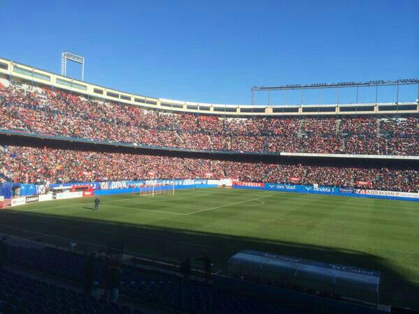 FCVideoNED's tweet photo. Het Vicente Calderón momenteel. De presentatie van oude bekende Fernando Torres leeft geweldig onder de fans. http://t.co/agmHbPHGVW
