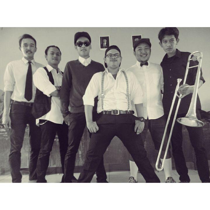 riotandfunny's tweet photo. Macak penjahat!! @arief_riot @penot_themad @13dhika @YounarSatya @fafagoola @YosanYoo http://t.co/tApx3Mamv4