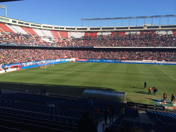 marca's tweet photo. ¡Siguen las colas en el Calderón!  Puedes ver la presentación EN DIRECTO ▶ http://t.co/WrHZ1qc2of #TorresHaVuelto http://t.co/Ft4ujIxbEw