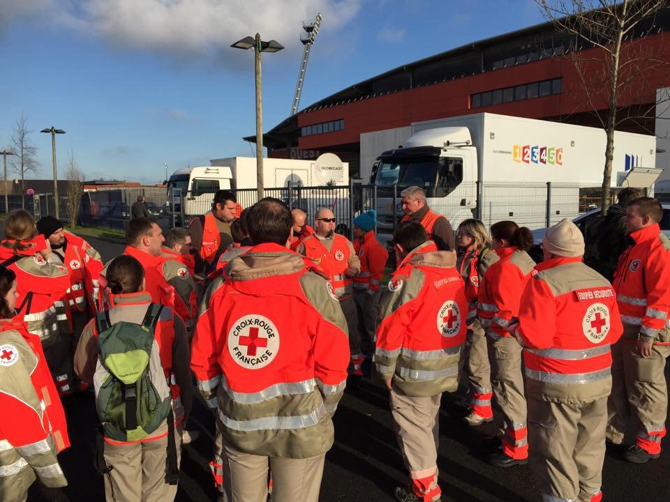 CroixRouge62's tweet photo. Aujourd'hui une vingtaine de #secouristes sont présents au stade de l'Epopee à #Calais pour le match #lenslyon http://t.co/CYeePF3vjA