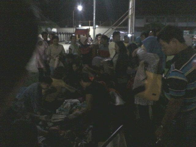 Okey folls.. Yg free ayo ayo dateng ke stand #TBC . Stand terakhir kita di alun-alun. Membeli = Memberi :)