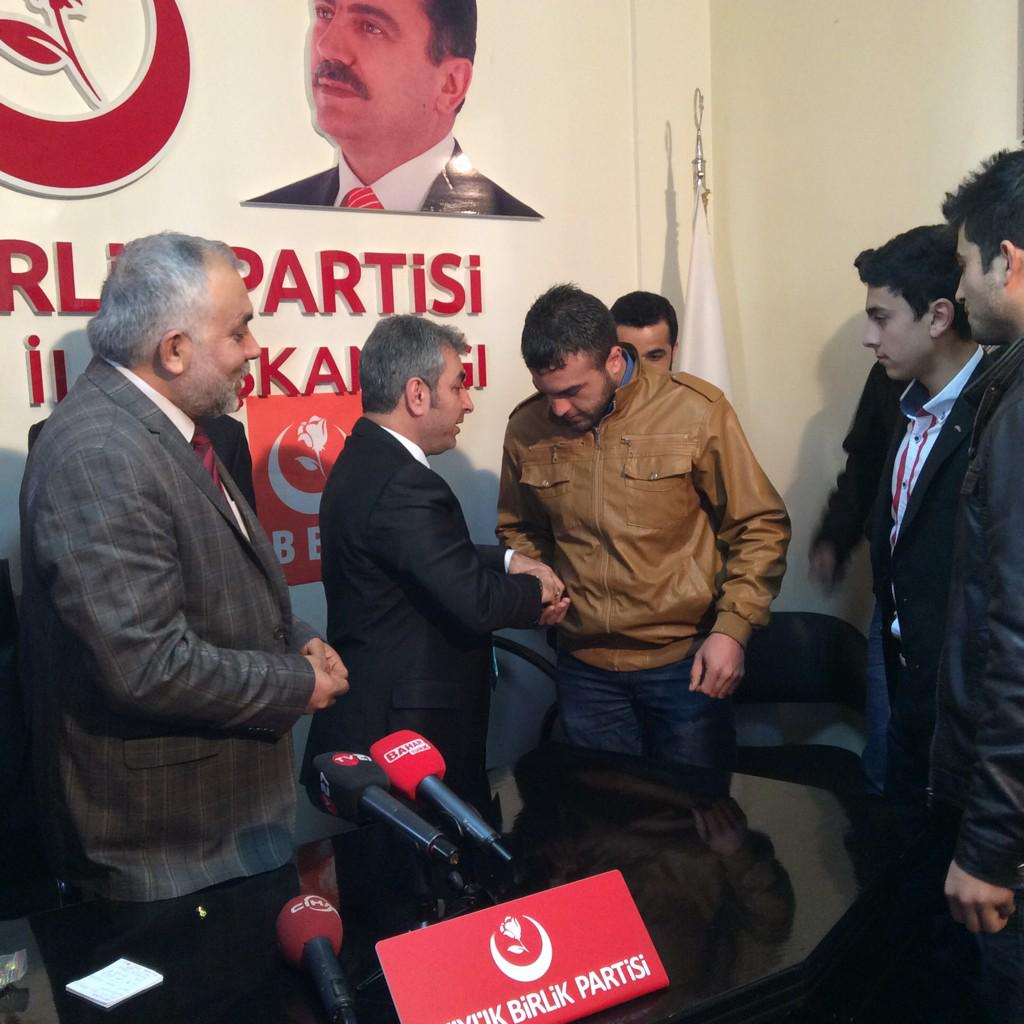 ihsankaya2727's tweet photo. BBP Gaziantep İl Teşkilatında partimize yeni katılanlara rozet taktık. Hayırlı olsun... http://t.co/skaJJdScth