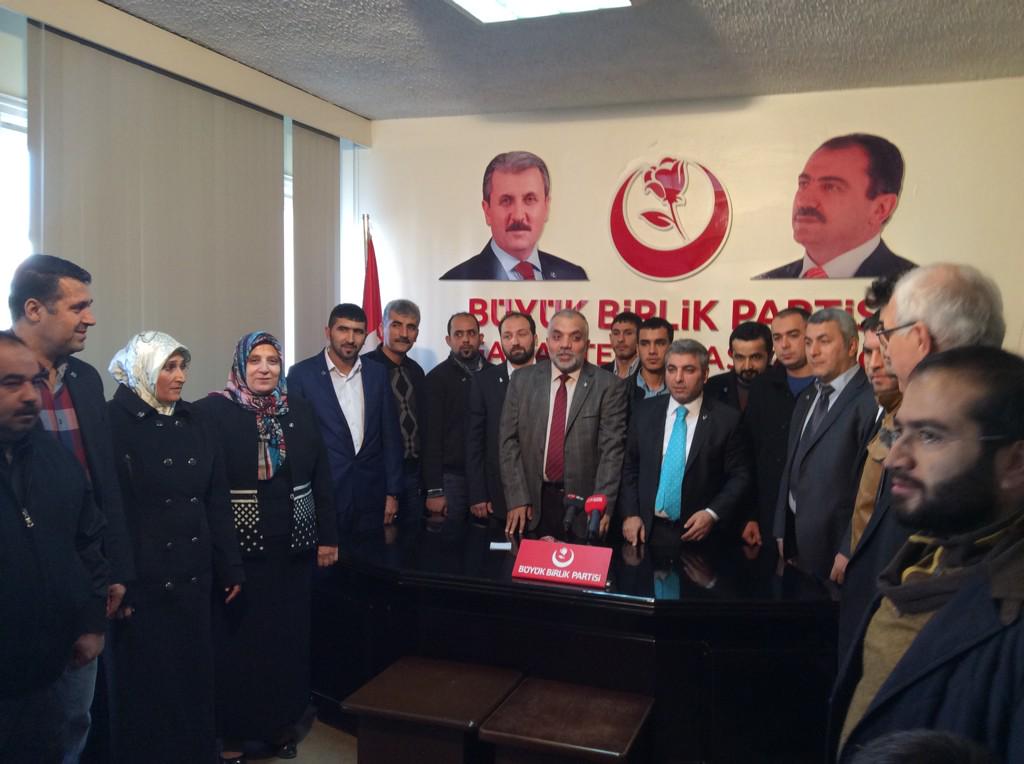 ihsankaya2727's tweet photo. BBP Gaziantep İl Teşkilatında partimize yeni katılanlara rozet taktık. Hayırlı olsun... http://t.co/skaJJdScth