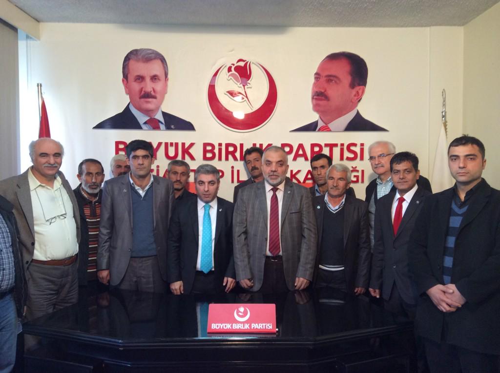 ihsankaya2727's tweet photo. BBP Gaziantep İl Teşkilatında partimize yeni katılanlara rozet taktık. Hayırlı olsun... http://t.co/skaJJdScth