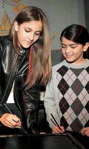 blankjack58's tweet image. I love my sis very much ❤️❤️✌️@ParisJackchikk