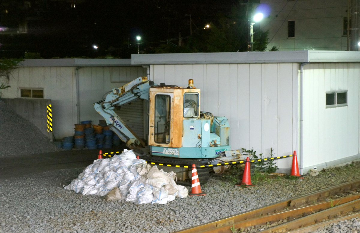 伊東線来宮駅の保線基地にいたハニックスの軌陸ショベルK＆B550SL 玩具 