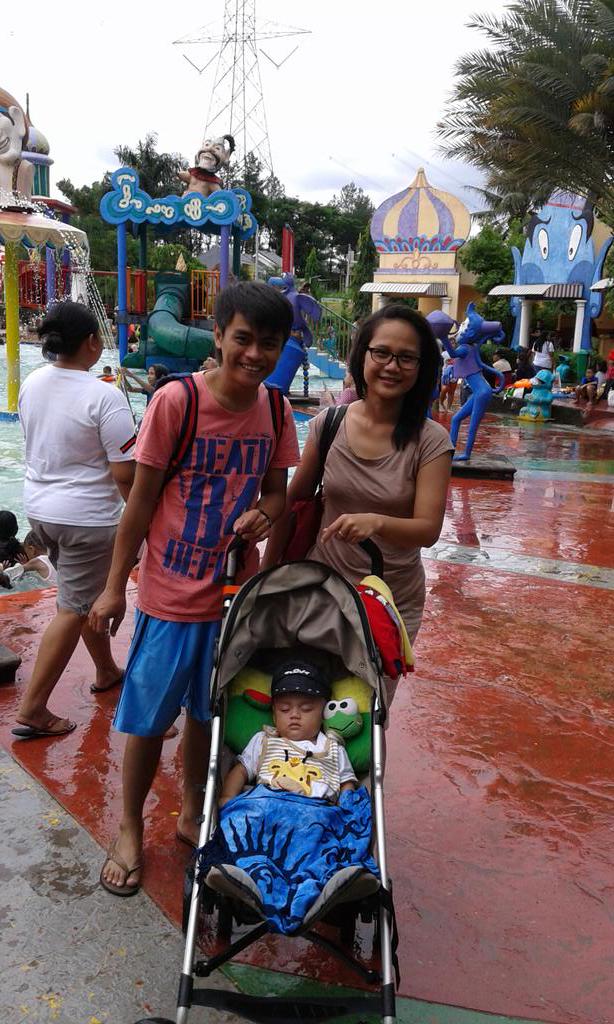 setyaziggy's tweet photo. Swiming time with daddy &amp; ibu http://t.co/vVC0HyhYKu