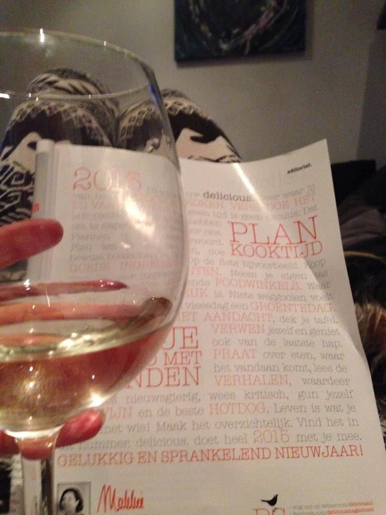 Vanaf morgen een maand #alcohol-loos door het leven. Genieten van m'n laatste #wijntje met de nieuwe <a href="/deliciousnl/">delicious. magazine</a>