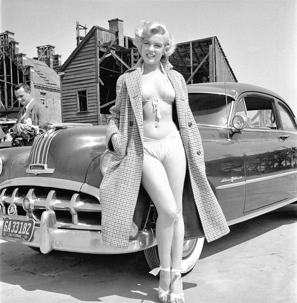 Setorii's tweet photo. Marilyn Monroe with her 1952 #Pontiac. #marilynmonroe #cars #fashion http://t.co/mOE9asvo5U