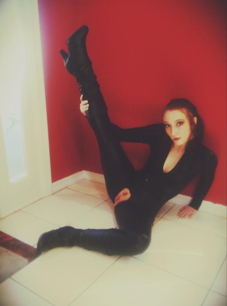 1 pic. Black Widow @bellaroxxxstar @miamonroe1990 @Charlie_Ann_89 @pristineedgexxx @TTPHB @LAddamsFansXXX http://t.co/5BG9h7m069