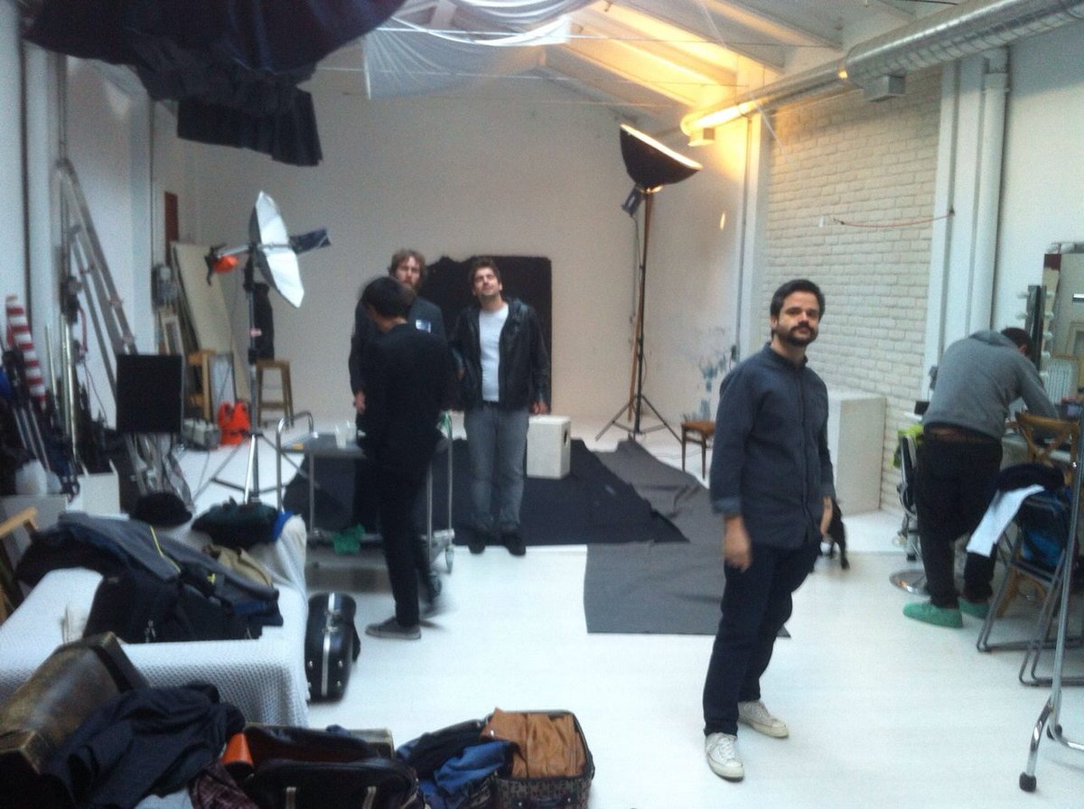 DuMMiemusica's tweet photo. Sesión de fotos de DuMMie!! Viene!
@ASerrano_DuMMie @davcarrascosax @goikomartinez http://t.co/BYENZCY04Z
