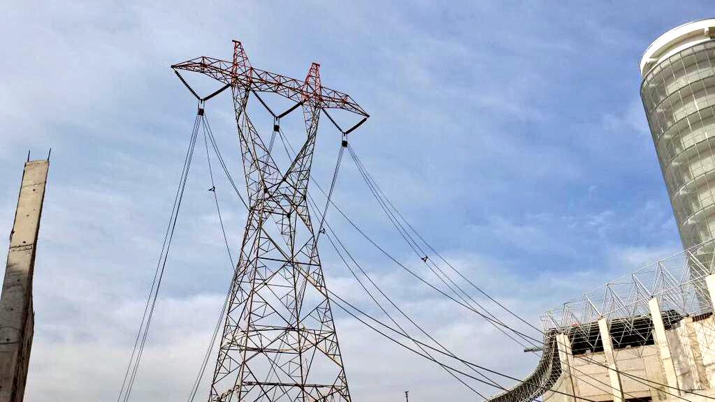 gokcebugra's tweet photo. Fuar İzmir inşaatı içindeki enerji nakil hattı deplase edildi. Eski direkler sökülüyor Enerji yeni direklerde Budur!. http://t.co/xa7zGVXknO