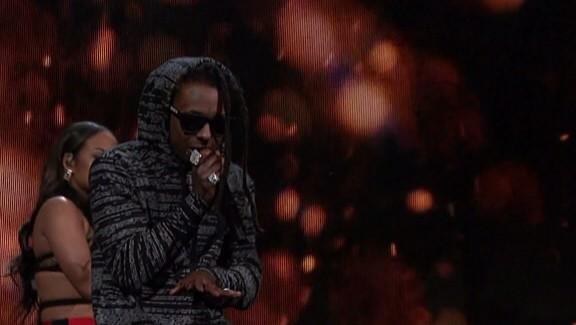 diptaleviano's tweet photo. Suaranya itu loh :G "@netmediatama: NOW - Lil Wayne - Start a Fire #AMAs2014OnNETtv http://t.co/od6MEg6q3y"