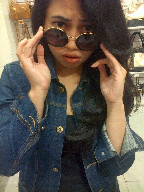 Wpuuz's tweet photo. Baguus! kacamatanyaa hahahaha http://t.co/EcifLgzsCr