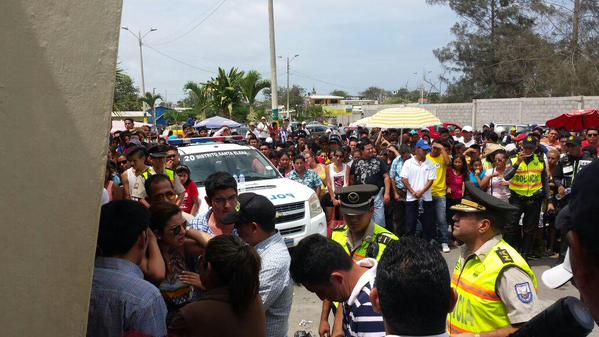 PoliciaEcuador's tweet photo. Preservamos seguridad en anfiteatro #SantaElena en donde se encuentra el cuerpo de la reconocida cantante "Sharon". http://t.co/rgm4ZjZnoR