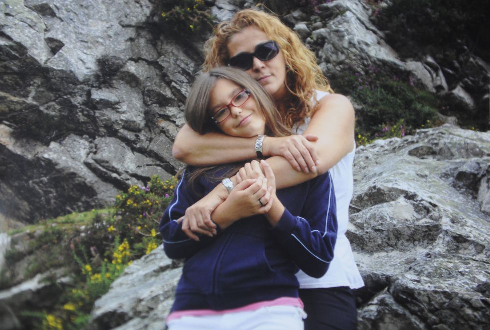 el_pais's tweet photo. .@ElviraLindo recuerda a Carla:se mató por el acoso de sus compañeras http://t.co/rRW6HxueT5 ¿Cómo curar la chulería? http://t.co/yhsxHFmRxB
